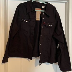 Black Levi’s denim jacket. NWT 🖤You’ll love it!🖤